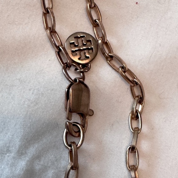 ✨ Tory Burch Rose Gold-Tone Logo Pendant Necklace – Chic, Sleek & Fabulous ✨ - Picture 5 of 16